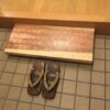 杉　はつり仕上げの踏み台