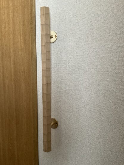 栗の木　六角形の手摺り　真鍮金具付き　ちょうなはつり仕上げ　60cm〜90cm