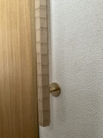 栗の木　六角形の手摺り　真鍮金具付き　ちょうなはつり仕上げ　60cm〜90cm - 画像 (4)