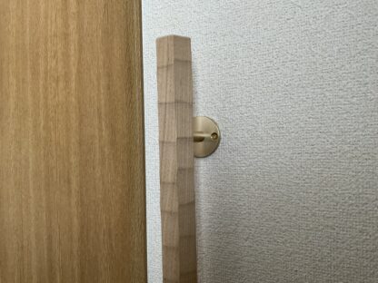 栗の木　六角形の手摺り　真鍮金具付き　ちょうなはつり仕上げ　60cm〜90cm - 画像 (5)