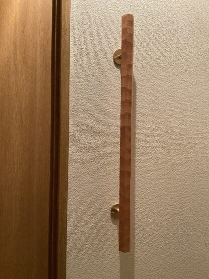 ケヤキの木　六角形の手摺り　真鍮金具付き　ちょうなはつり仕上げ　60cm〜120cm - 画像 (2)