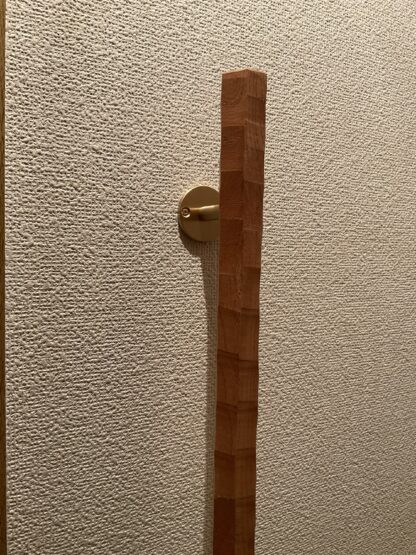 ケヤキの木　六角形の手摺り　真鍮金具付き　ちょうなはつり仕上げ　60cm〜120cm - 画像 (3)