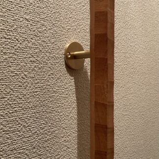 ケヤキの木　六角形の手摺り　真鍮金具付き　ちょうなはつり仕上げ　60cm〜90cm