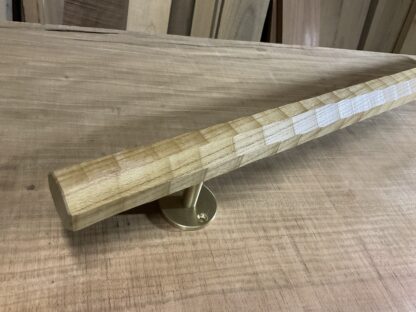 ケヤキの木　八角形の手摺り　真鍮金具付き　ちょうなはつり(名栗)仕上げ　60cm〜70cm - 画像 (13)