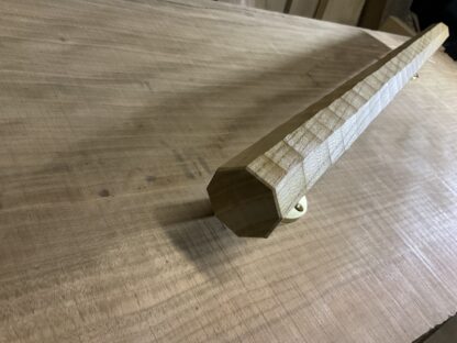 ケヤキの木　八角形の手摺り　真鍮金具付き　ちょうなはつり(名栗)仕上げ　60cm〜70cm - 画像 (14)
