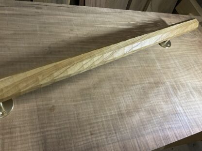 ケヤキの木　八角形の手摺り　真鍮金具付き　ちょうなはつり(名栗)仕上げ　60cm〜70cm - 画像 (9)