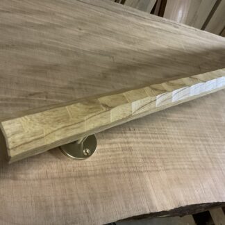 ケヤキの木　八角形の手摺り　真鍮金具付き　ちょうなはつり(名栗)仕上げ　60cm〜70cm