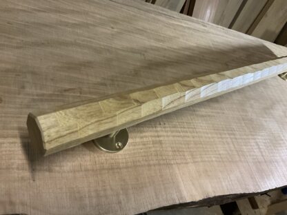 ケヤキの木　八角形の手摺り　真鍮金具付き　ちょうなはつり(名栗)仕上げ　60cm〜70cm