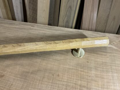 ケヤキの木　八角形の手摺り　真鍮金具付き　ちょうなはつり(名栗)仕上げ　60cm〜70cm - 画像 (6)