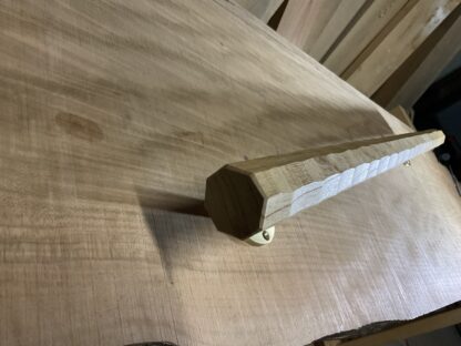 ケヤキの木　八角形の手摺り　真鍮金具付き　ちょうなはつり(名栗)仕上げ　60cm〜70cm - 画像 (5)