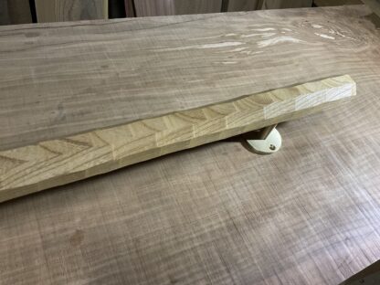 ケヤキの木　八角形の手摺り　真鍮金具付き　ちょうなはつり(名栗)仕上げ　60cm〜70cm - 画像 (2)