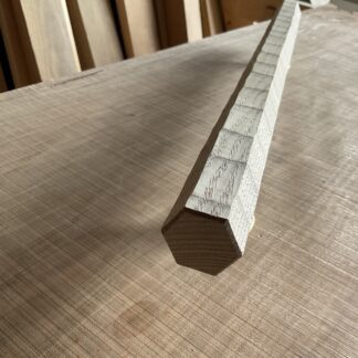 栗の木　六角形の手摺り　真鍮金具付き　ちょうなはつり仕上げ　60cm〜120cm