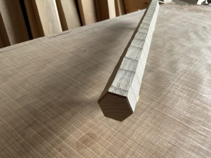 栗の木　六角形の手摺り　真鍮金具付き　ちょうなはつり仕上げ　60cm〜120cm