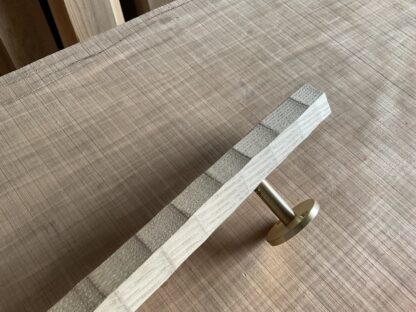 栗の木　六角形の手摺り　真鍮金具付き　ちょうなはつり仕上げ　60cm〜120cm - 画像 (3)