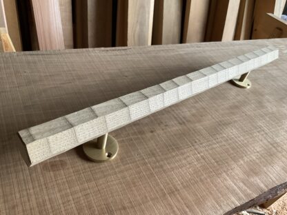栗の木　六角形の手摺り　真鍮金具付き　ちょうなはつり仕上げ　60cm〜120cm - 画像 (2)