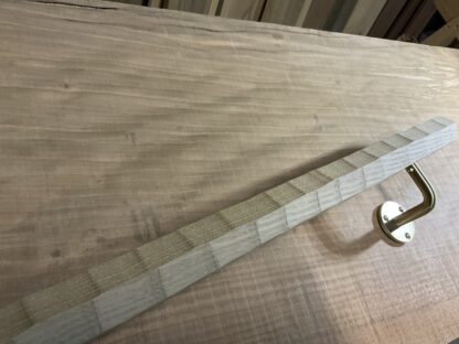 栗の木　六角形の手摺り　L字型真鍮金具付き　横使い　ちょうなはつり仕上げ　60cm〜120cm - 画像 (4)