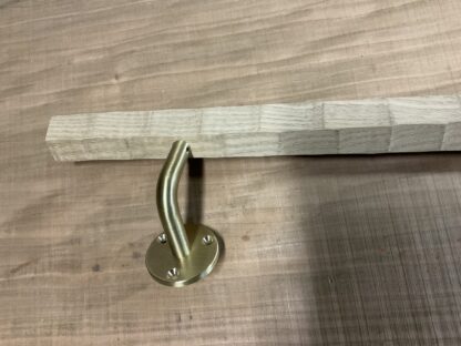 栗の木　六角形の手摺り　L字型真鍮金具付き　横使い　ちょうなはつり仕上げ　60cm〜120cm - 画像 (3)