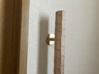 栗の木　八角形の手摺り　真鍮金具付き　ちょうなはつり仕上げ　60cm〜120cm - 画像 (3)