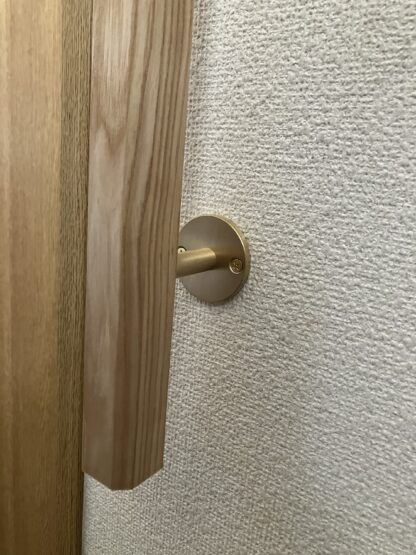 タモの木　手摺り　無垢材　真鍮金具付き　ウヅクリ仕上げ　長さ60cm〜90cm - 画像 (3)