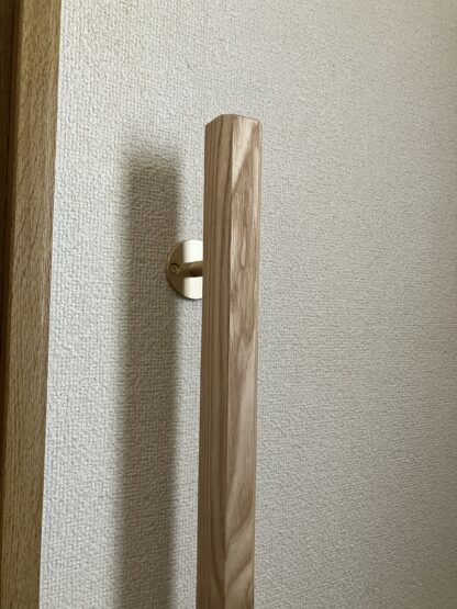 タモの木　手摺り　無垢材　真鍮金具付き　ウヅクリ仕上げ　長さ60cm〜90cm - 画像 (2)