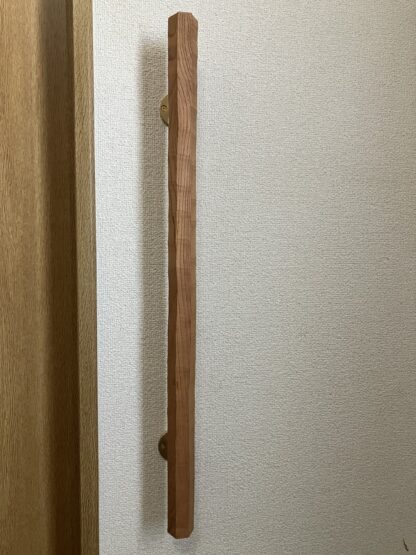 ケヤキの木　六角形の手摺り　真鍮金具付き　ちょうなはつり仕上げ　60cm〜90cm - 画像 (7)