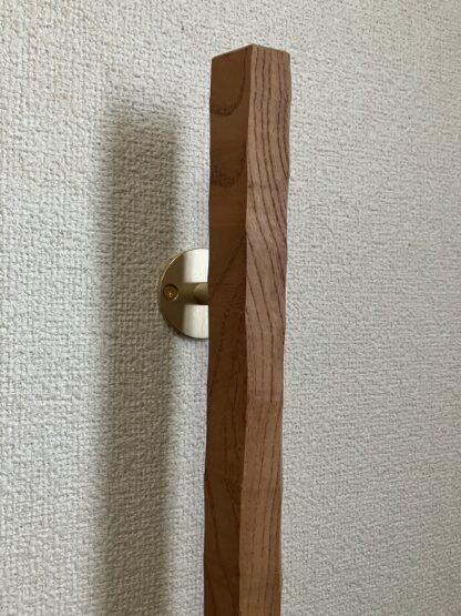 ケヤキの木　六角形の手摺り　真鍮金具付き　ちょうなはつり仕上げ　60cm〜120cm - 画像 (6)