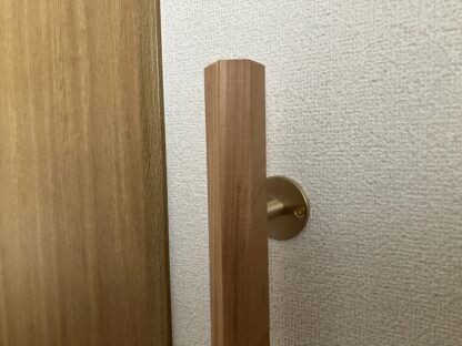 ケヤキの木　六角形の手摺り　無垢材　真鍮金具付き　ウヅクリ仕上げ 長さ60cm〜90cm - 画像 (10)