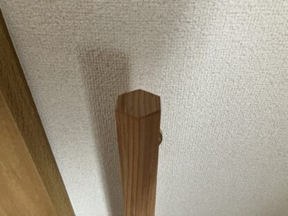 ケヤキの木　六角形の手摺り　無垢材　真鍮金具付き　ウヅクリ仕上げ 長さ60cm〜90cm - 画像 (6)