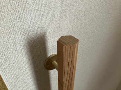 ケヤキの木　六角形の手摺り　無垢材　真鍮金具付き　ウヅクリ仕上げ 長さ60cm〜90cm - 画像 (5)