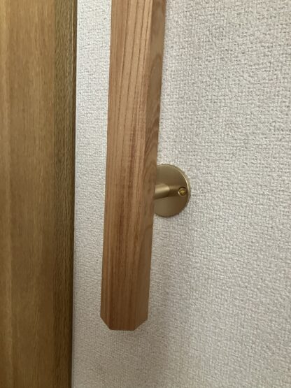 ケヤキの木　六角形の手摺り　無垢材　真鍮金具付き　ウヅクリ仕上げ 長さ60cm〜90cm - 画像 (8)