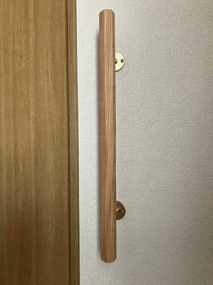 ケヤキの木　六角形の手摺り　無垢材　真鍮金具付き　ウヅクリ仕上げ 長さ60cm〜90cm - 画像 (9)