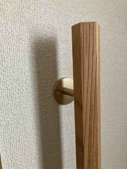 ケヤキの木　六角形の手摺り　無垢材　真鍮金具付き　ウヅクリ仕上げ 長さ60cm〜90cm