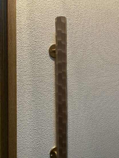 キハダの木　八角形の手摺り　真鍮金具付き　ちょうなはつり仕上げ　60cm〜120cm