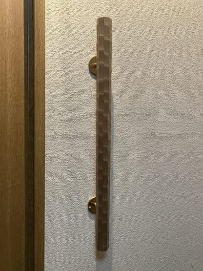 キハダの木　八角形の手摺り　真鍮金具付き　ちょうなはつり仕上げ　60cm〜120cm - 画像 (6)