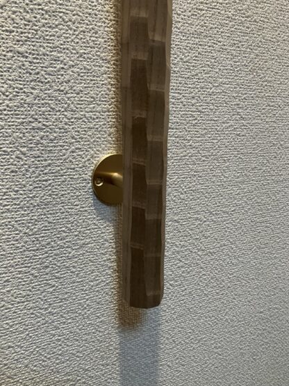 キハダの木　八角形の手摺り　真鍮金具付き　ちょうなはつり仕上げ　60cm〜120cm - 画像 (4)