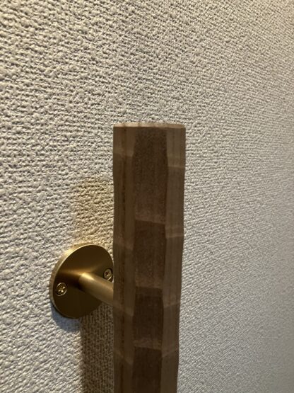 キハダの木　八角形の手摺り　真鍮金具付き　ちょうなはつり仕上げ　60cm〜120cm - 画像 (3)