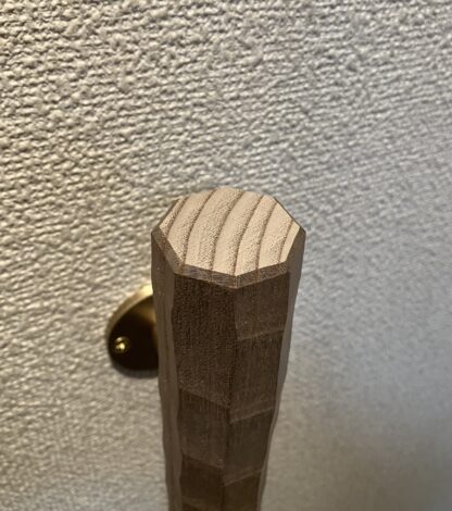 キハダの木　八角形の手摺り　真鍮金具付き　ちょうなはつり仕上げ　60cm〜120cm - 画像 (2)