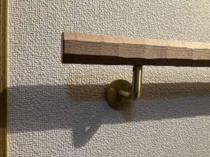 栗の木　八角形の手摺り　L字型真鍮金具付き　横使い　ちょうなはつり仕上げ　60cm〜120cm - 画像 (10)