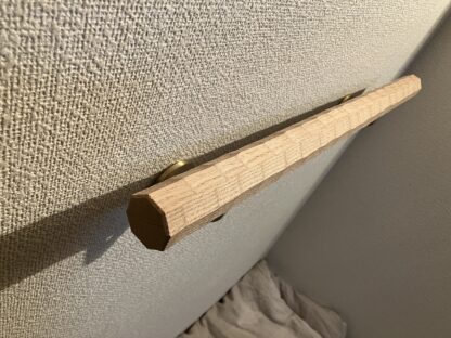 栗の木　八角形の手摺り　L字型真鍮金具付き　横使い　ちょうなはつり仕上げ　60cm〜120cm - 画像 (3)