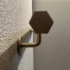 栗の木　六角形の手摺り　L字型真鍮金具付き　横使い　ちょうなはつり仕上げ　60cm〜120cm - 画像 (8)