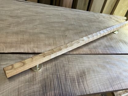 ケヤキの木　六角形の手摺り　真鍮金具付き　ちょうなはつり(名栗)仕上げ　60cm〜80cm - 画像 (4)