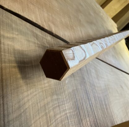 ケヤキの木　六角形の手摺り　真鍮金具付き　ちょうなはつり(名栗)仕上げ　60cm〜80cm - 画像 (3)