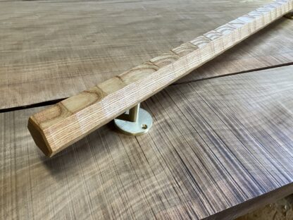 ケヤキの木　六角形の手摺り　真鍮金具付き　ちょうなはつり(名栗)仕上げ　60cm〜80cm - 画像 (2)