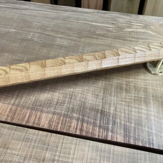 ケヤキの木　六角形の手摺り　真鍮金具付き　ちょうなはつり(名栗)仕上げ　60cm〜80cm