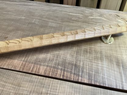 ケヤキの木　六角形の手摺り　真鍮金具付き　ちょうなはつり(名栗)仕上げ　60cm〜80cm