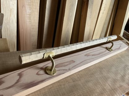 タモの木　八角形の手摺り　L字型真鍮金具付き　ちょうなはつり仕上げ　60cm〜120cm - 画像 (11)