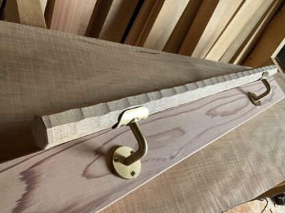 タモの木　八角形の手摺り　L字型真鍮金具付き　ちょうなはつり仕上げ　60cm〜120cm - 画像 (6)