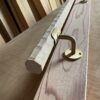 タモの木　八角形の手摺り　L字型真鍮金具付き　ちょうなはつり仕上げ　60cm〜120cm - 画像 (5)