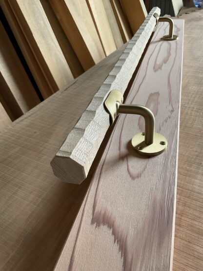 タモの木　八角形の手摺り　L字型真鍮金具付き　ちょうなはつり仕上げ　60cm〜120cm - 画像 (5)