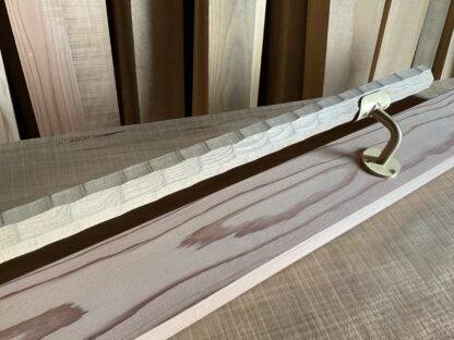 タモの木　八角形の手摺り　L字型真鍮金具付き　ちょうなはつり仕上げ　60cm〜120cm - 画像 (4)